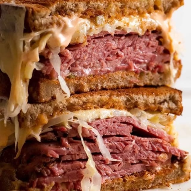 CLASSIC REUBEN SANDWICH.