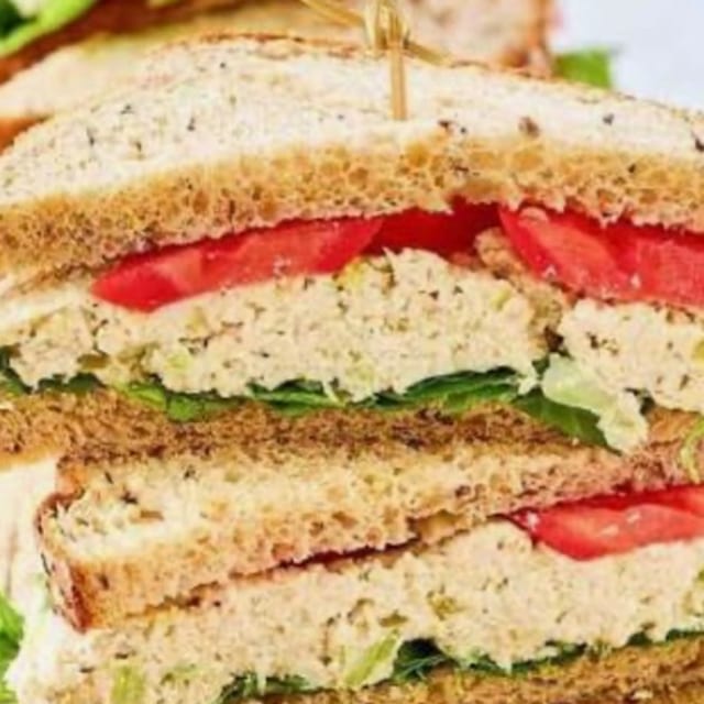 CHICKEN SALAD CLUB.