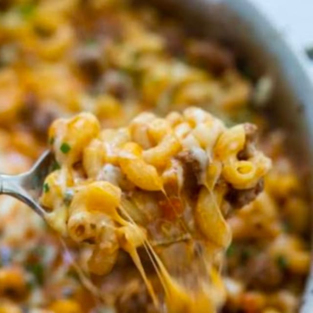 BEEF MAC AND CHEESE.