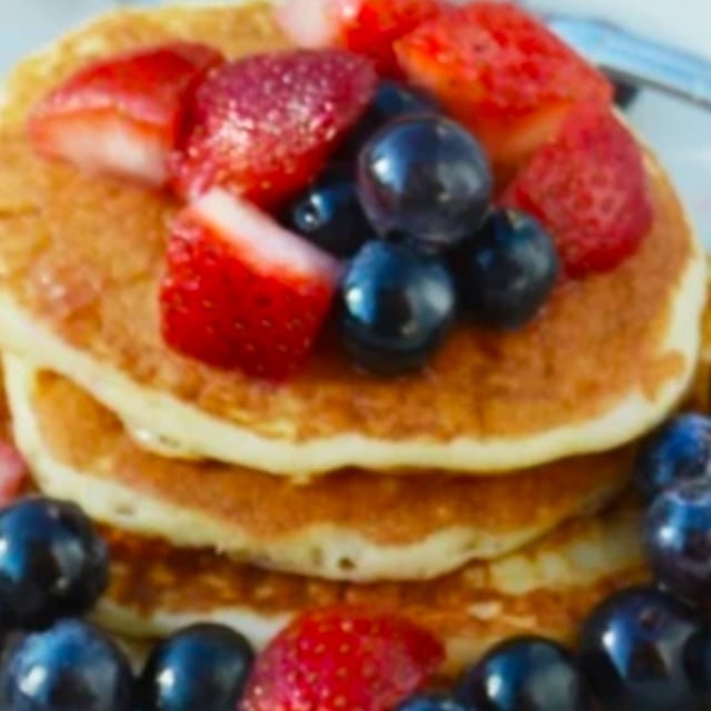 VERY BERRY PANCAKES.