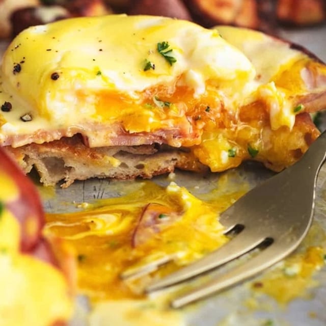 CLASSIC EGGS BENEDICTS.